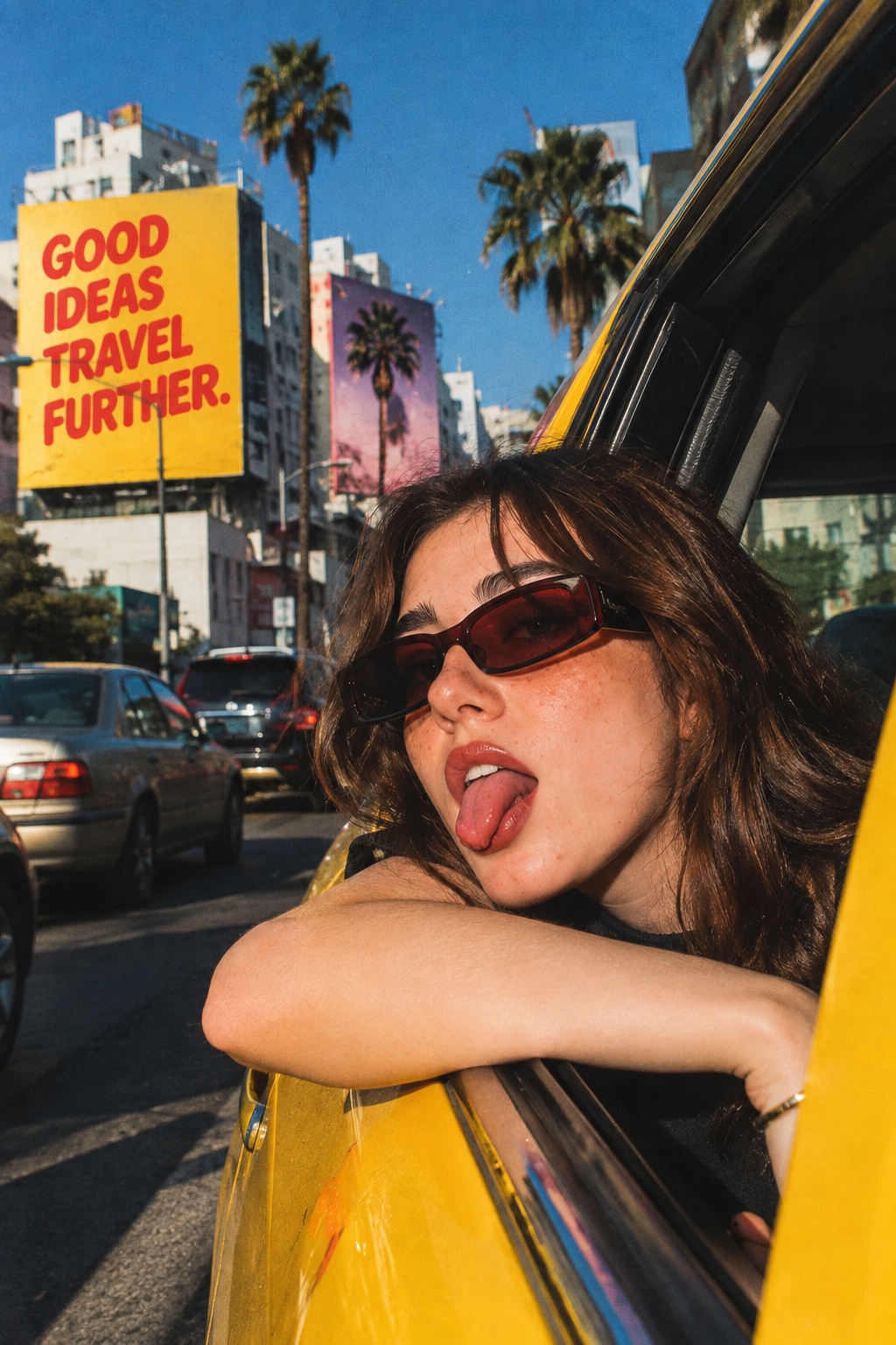 Retrato editorial desde un taxi amarillo, bajo un billboard de OFF MENU